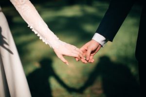 【2021年最新版】オンライン結婚式の感想まとめ｜反対意見や口コミは？