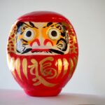 ダルマは縁起悪い?赤い色や怖い顔の由来は坐禅修行にあった