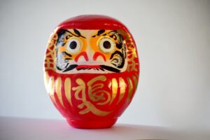 ダルマは縁起悪い？赤い色や怖い顔の由来は坐禅修行にあった