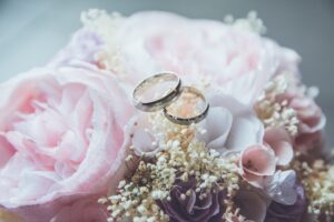 結婚指輪を買うタイミングと両親の挨拶はどちらが先？