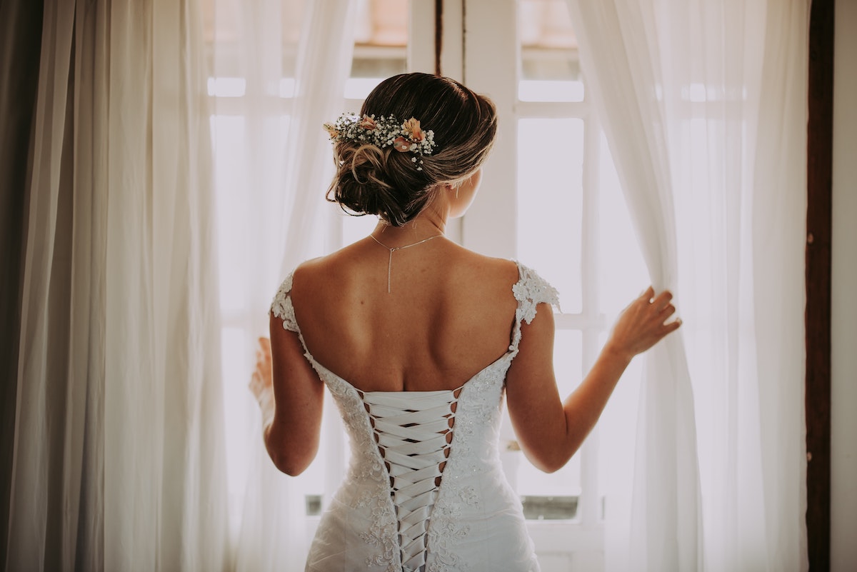 ガリガリ花嫁に似合うウェディングドレスと貧相に見えないテクニックを紹介！