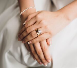 ダサく見える婚約指輪の重ね付け｜おしゃれに見えるコツやバランスを紹介