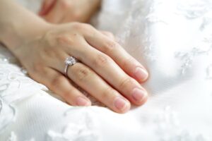 婚約指輪の納期はどれくらい？間に合わないときの対処法もご紹介！